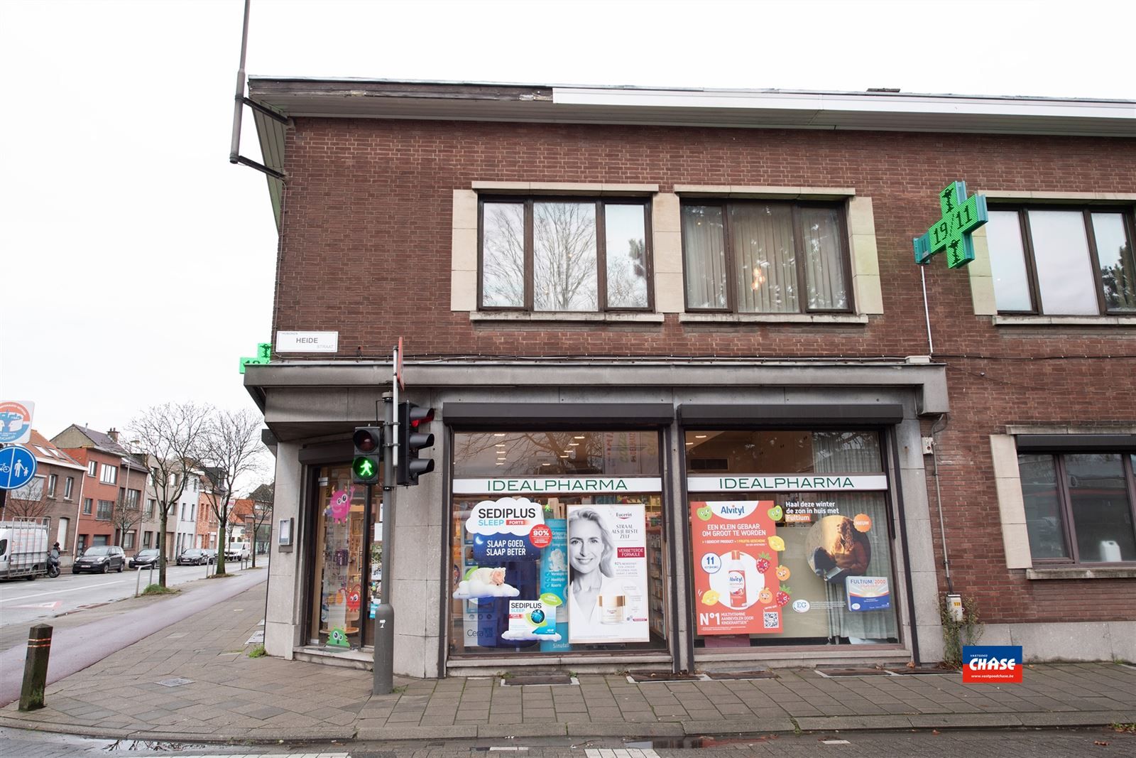 Handelshuis met groot appartement, garage en tuin foto 4