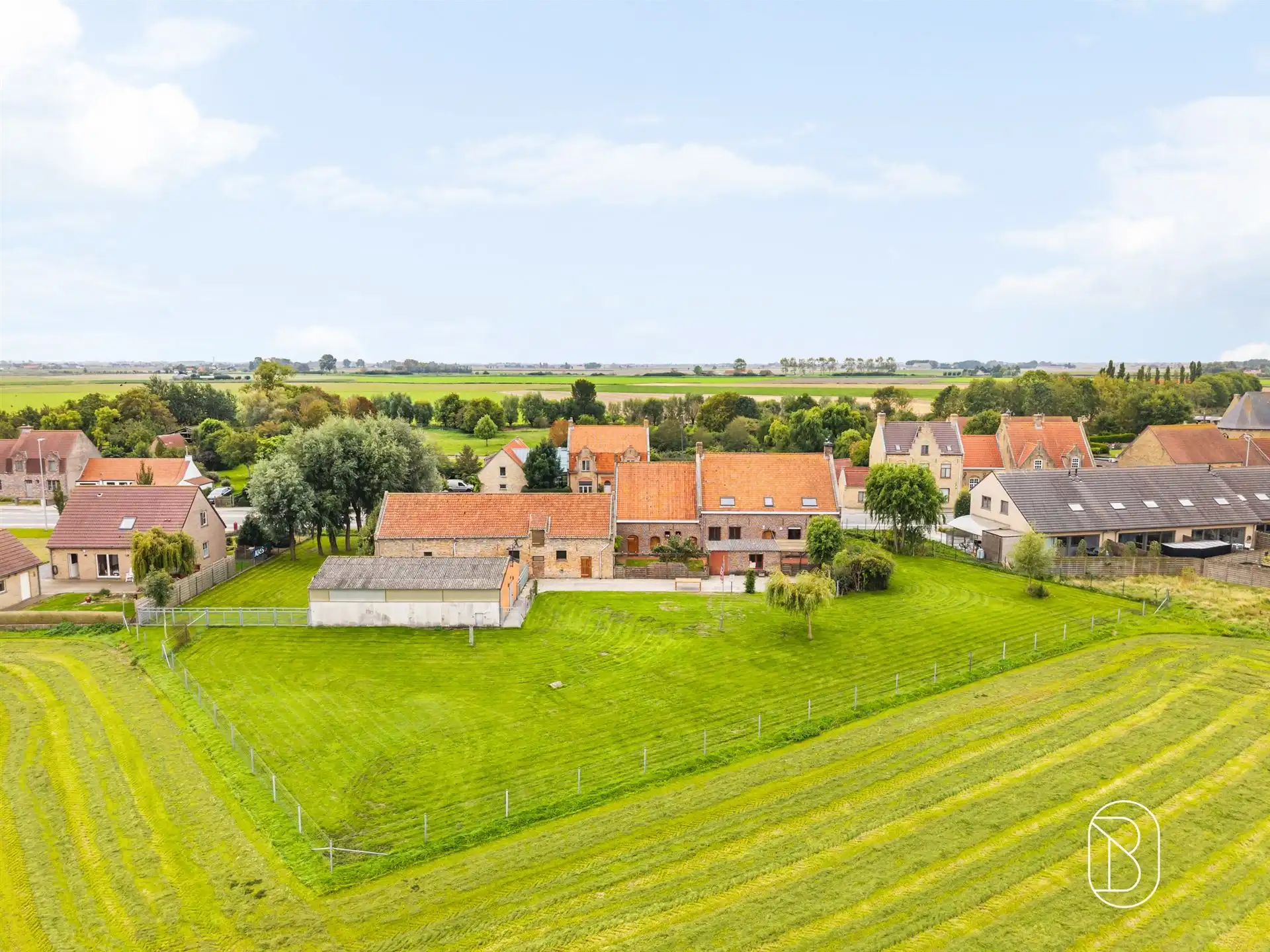 Karaktervolle hoeve met schuur en loods foto 4