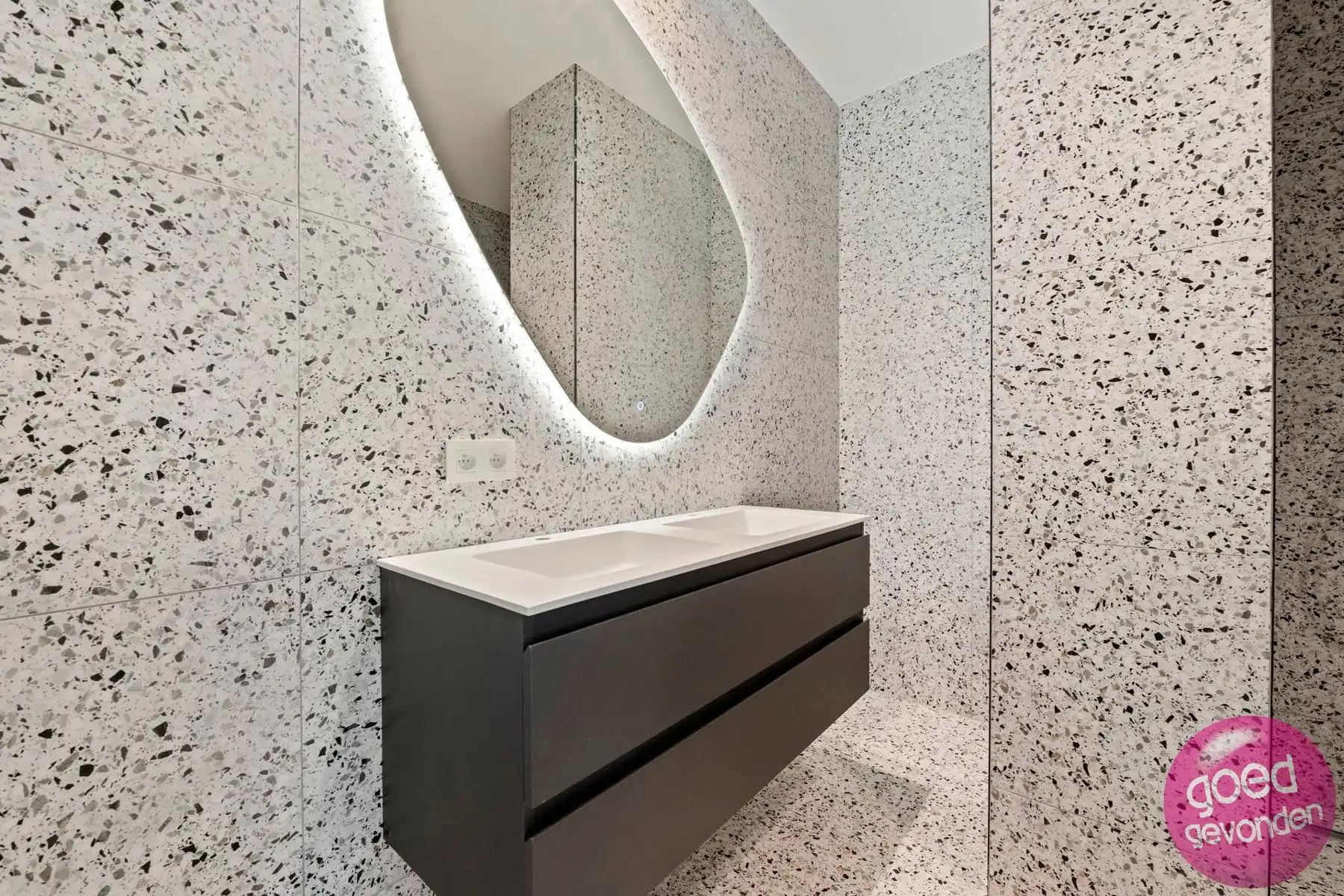 NIEUW APP - 1of2 SLK - TERRAS - KELDER - CENTRUM - GEEN BTW foto 13