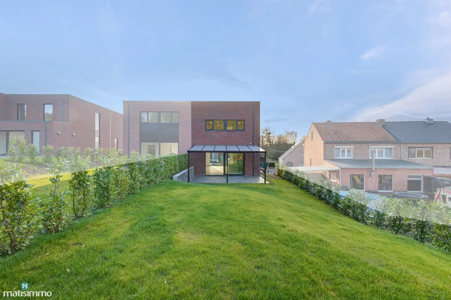 VOLLEDIG AFGEWERKTE EN GESCHILDERDE NIEUWBOUWWONING (EPB E10) MET 3 SLAAPKAMERS, OVERDEKT TERRAS, 2 GARAGES, KELDER EN AANGELEGDE TUIN IN WERM foto 38