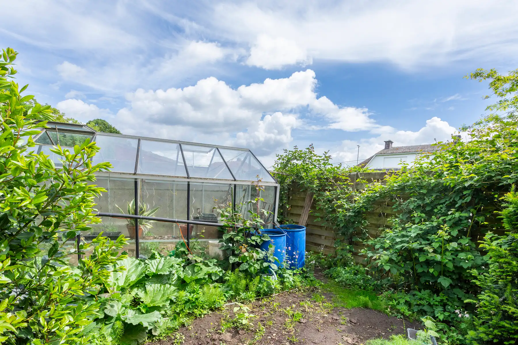 Ruime gezinswoning met zonnige tuin op toplocatie! foto 9