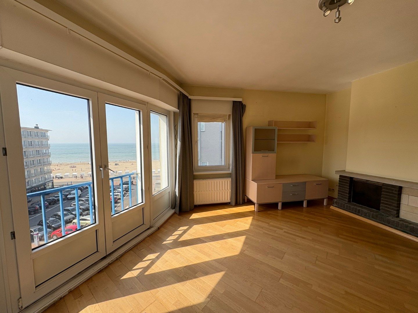 Te koop: Op te frissen appartement met zeezicht – Koksijde foto {{pictureIndex}}