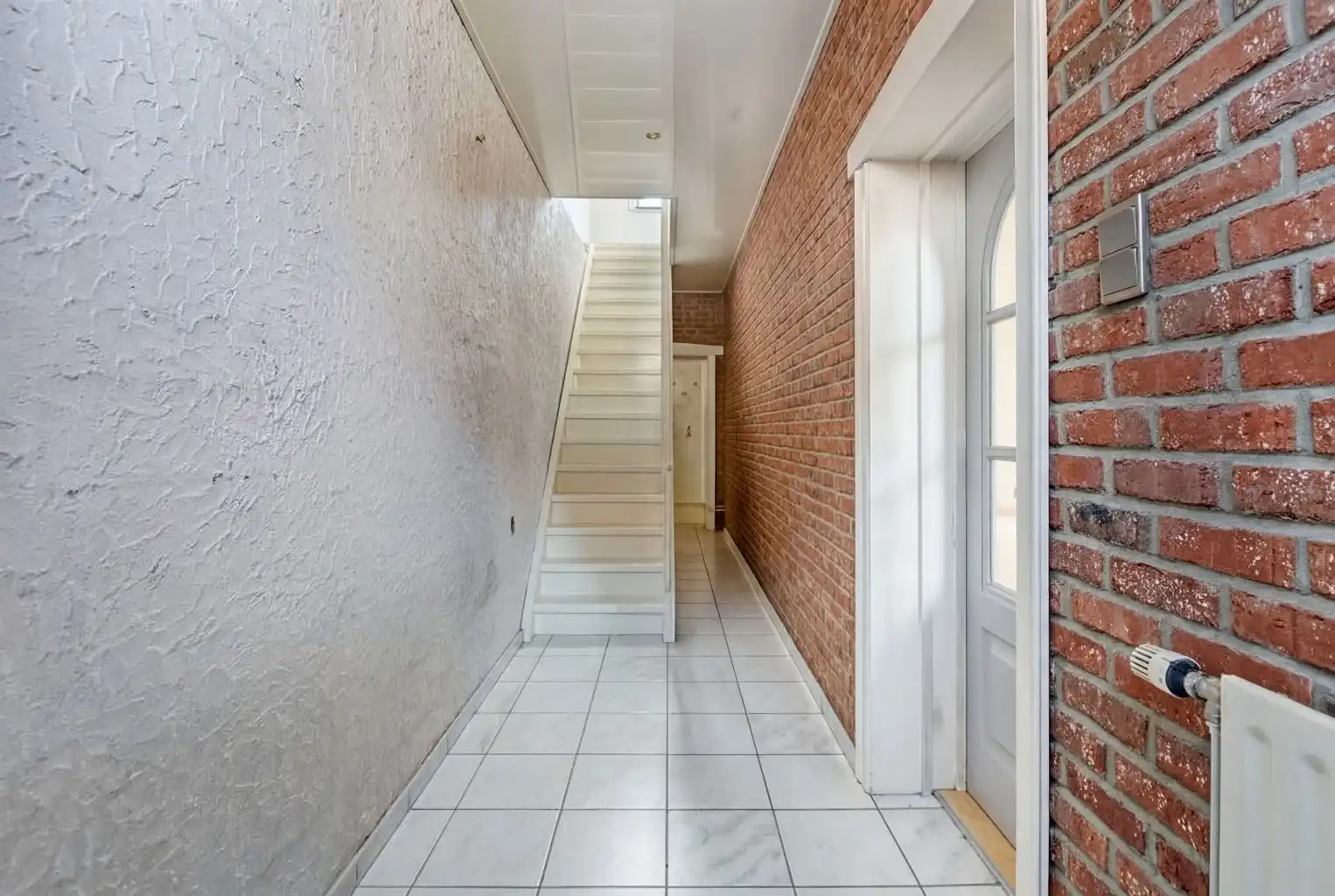 Charmante halfopen bebouwing met 3 slaapkamers, omheinde tuin en zonnepanelen, gunstig gelegen nabij het centrum van Maaseik. foto 2