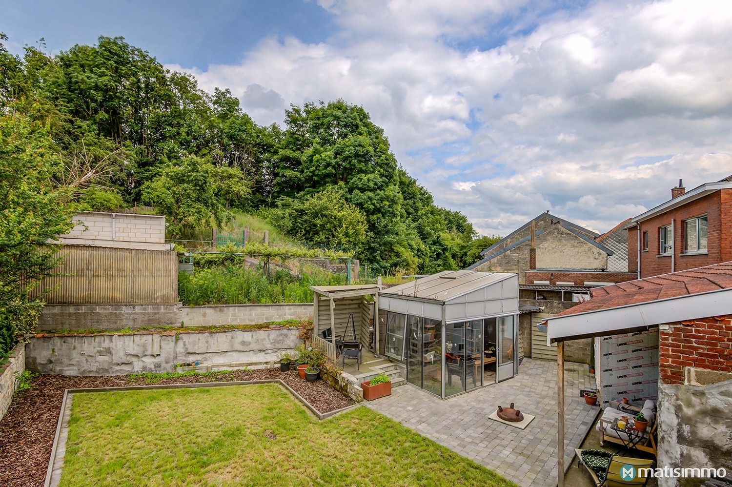 GROTENDEELS VERNIEUWDE DRIEGEVELWONING MET AUTOSTAANPLAATS EN TUIN foto 36