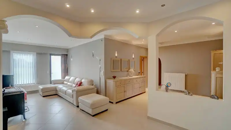 Hoeve van 300m² op 1 hectare 77 met achterliggende weiden foto 6