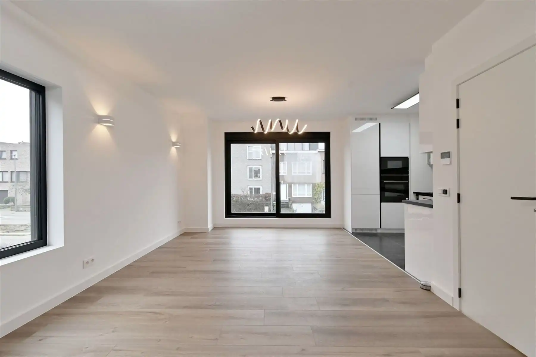 Luxueus gerenoveerd appartement te Berchem! foto 2