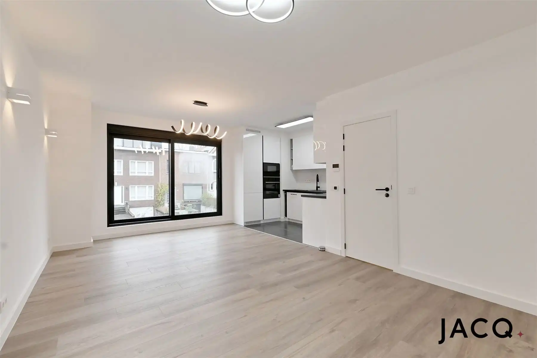 Luxueus gerenoveerd appartement te Berchem! foto 2