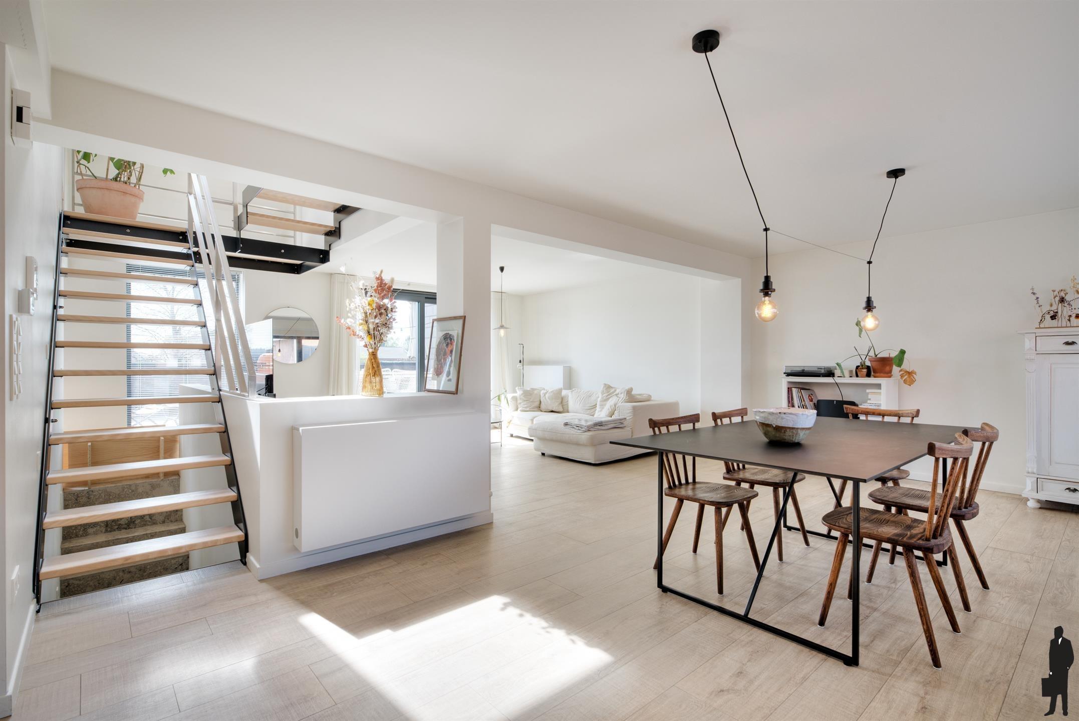 Ruime duplex met 3 slpk, carport, terras en tuin foto 2