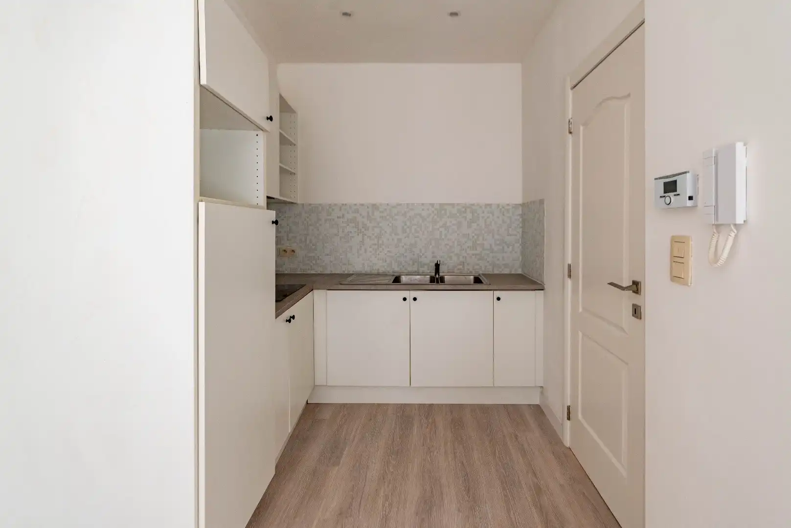Instapklaar appartement met veel lichtinval en terras foto 4