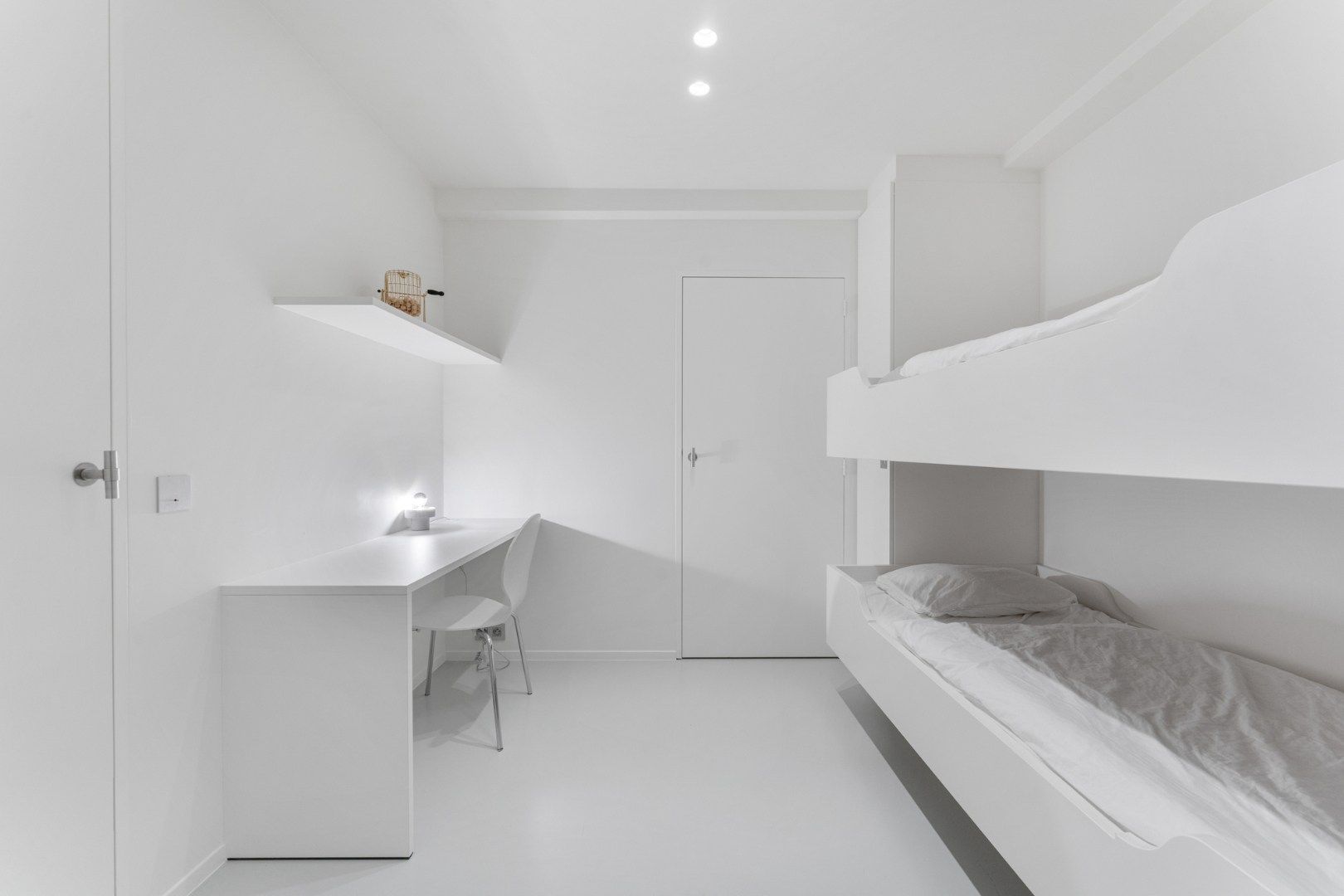 Stijlvol gerenoveerd hoekappartement met loftgevoel, ideaal gelegen aan de Dumortierlaan nabij de Zeedijk foto 16