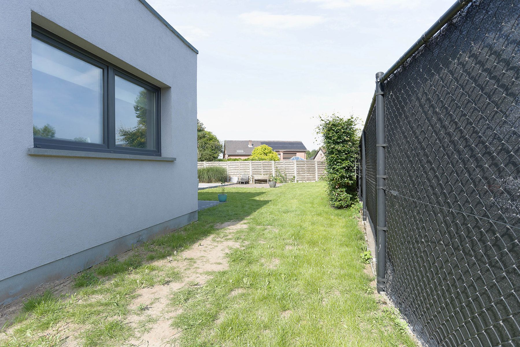 Instapklare woning met nieuwe aanbouw, 3 slks. en tuin foto 24