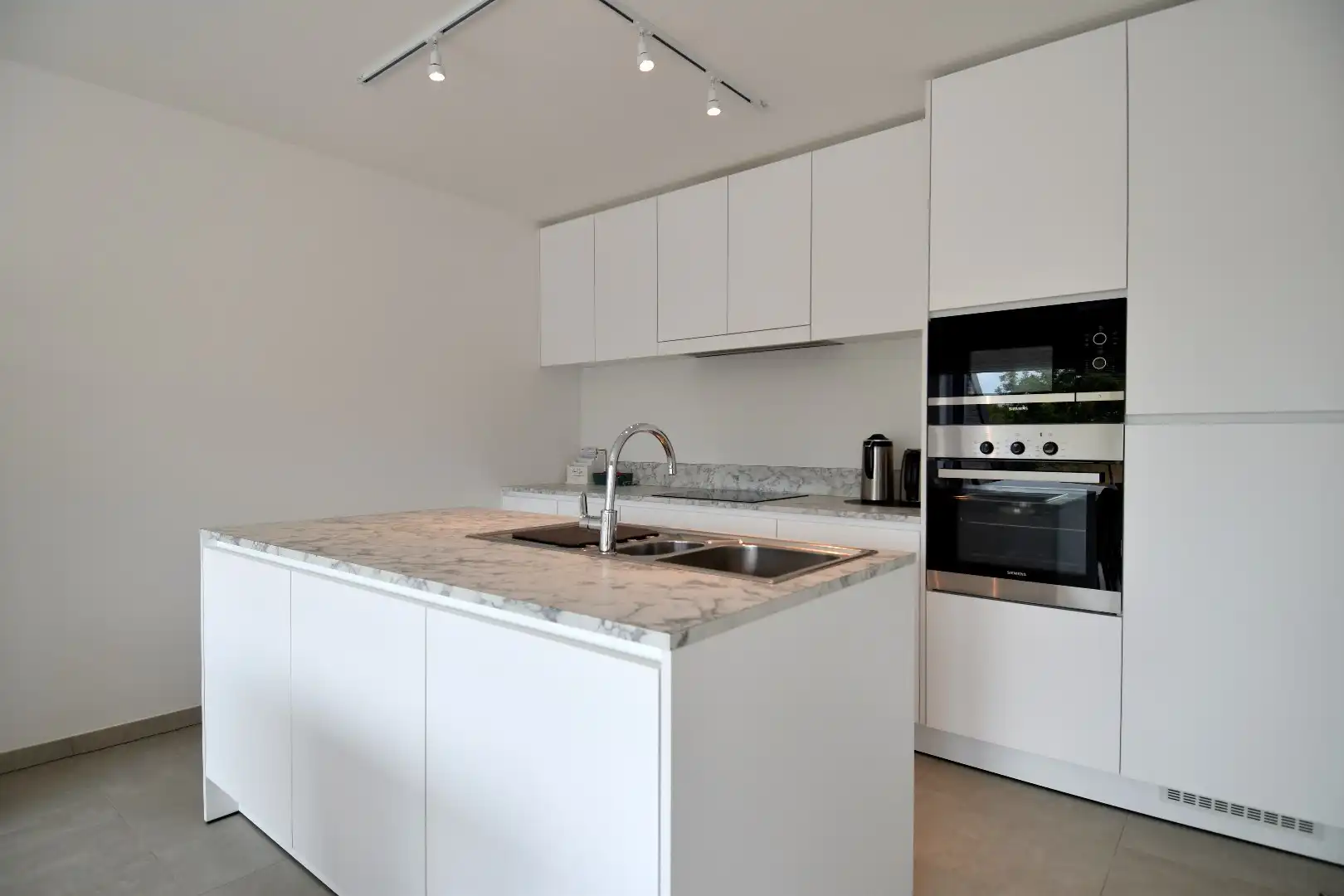 Recent appartement met 2 slaapkamers, ruim zonnig terras én zolder te koop in Sint-Eloois-Winkel foto 7