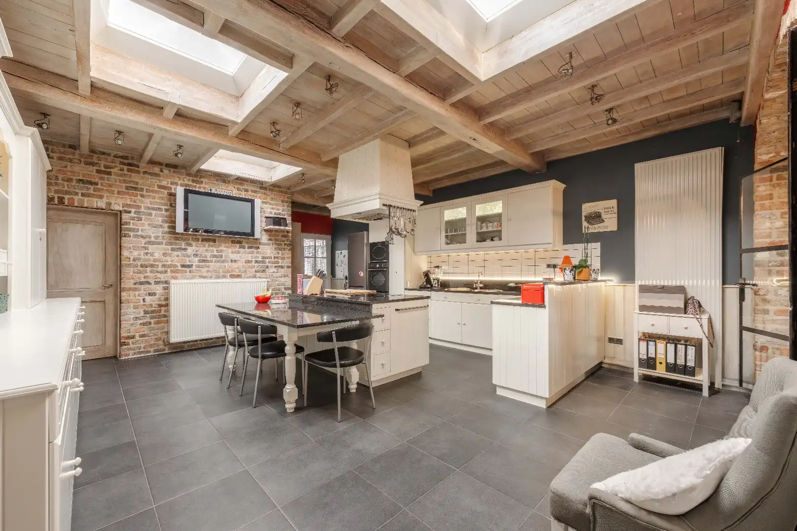 GROTENDEELS GERENOVEERDE GEZINSWONING 2006 MET 3 SLPKS EN TUIN foto 3