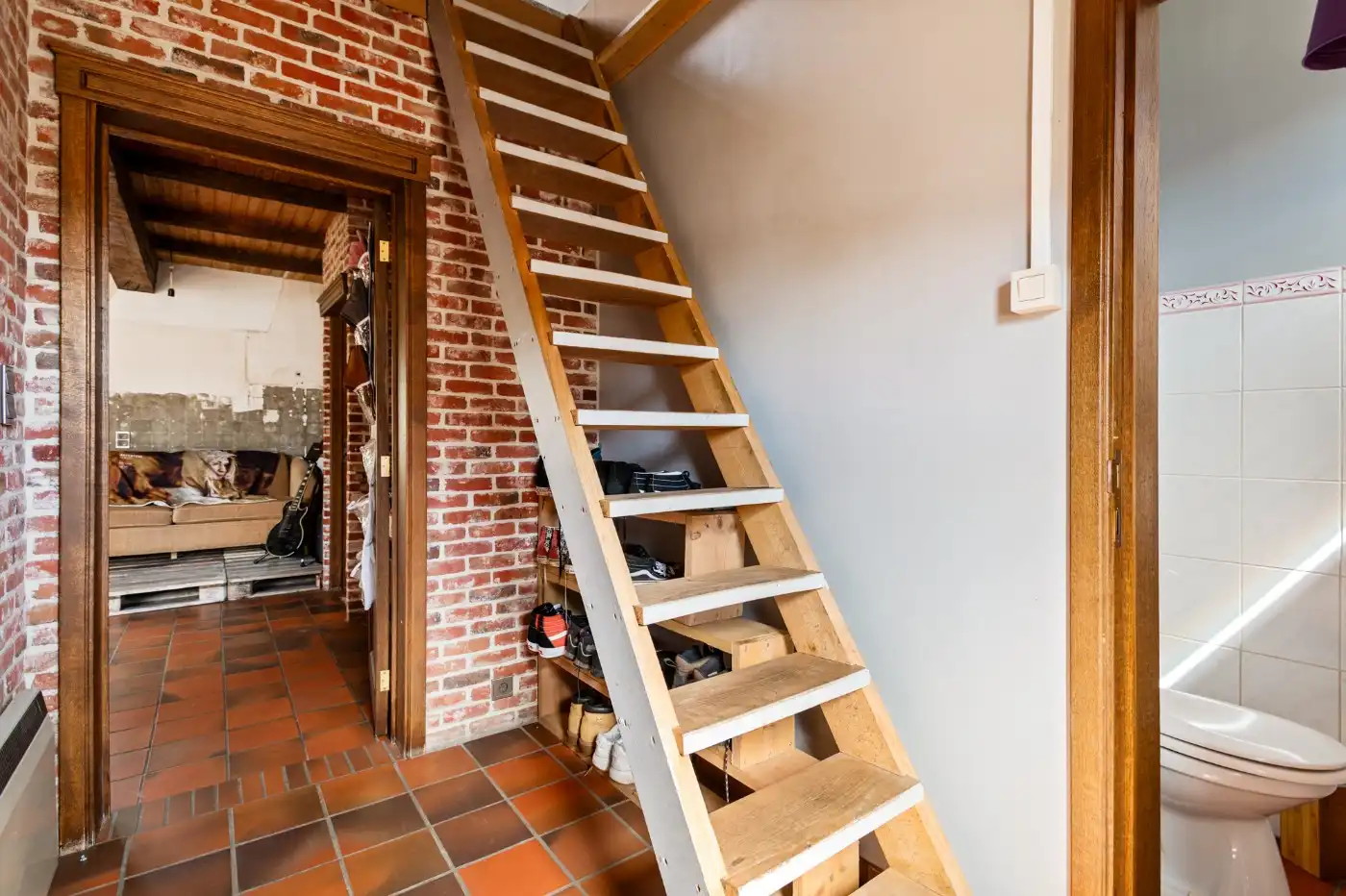 Charmante, te renoveren woning met ruime groene tuin foto 2
