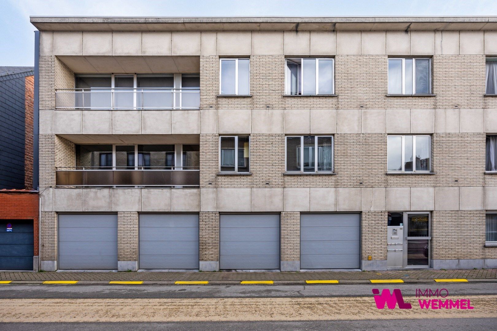 Op te frissen appartement met 2 slaapkamers en garage foto {{pictureIndex}}