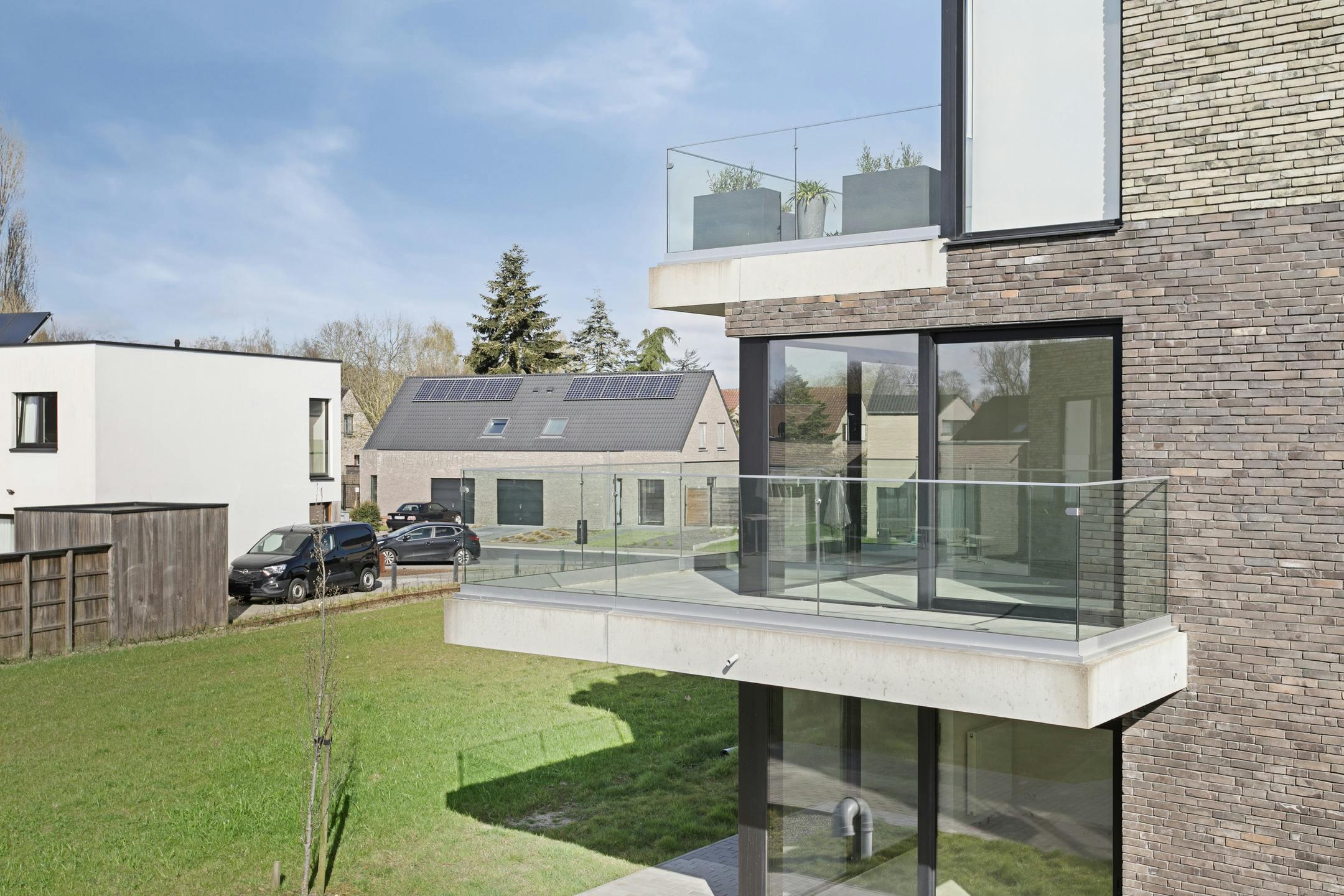 Lichtrijk 2-slpk appartement met riant terras te koop in Roeselare foto 3