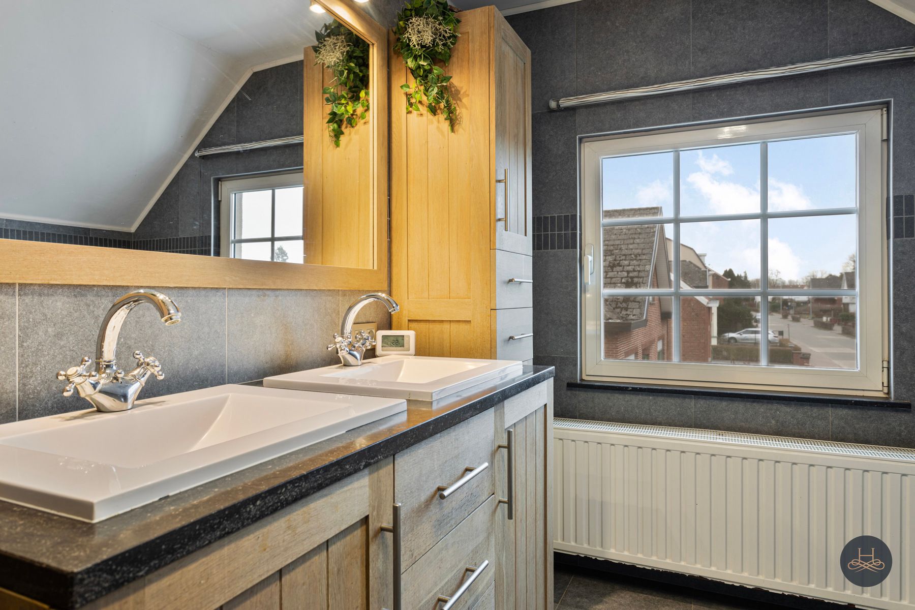 Gerenoveerde woning met grote garage/opslagplaats van +- 90 m2 foto 28