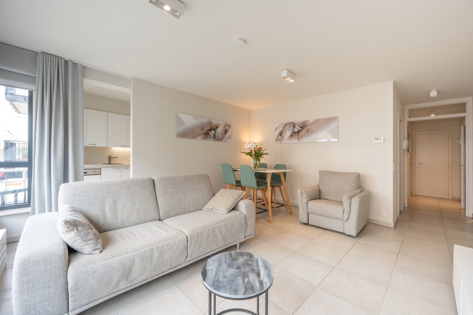 Modern appartement te koop in Knokke-Heist – ideale investering of tweede verblijf. foto {{pictureIndex}}