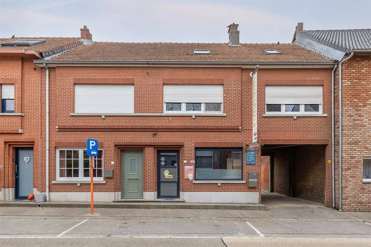 Handelswoonst met volledig uitgeruste frituur en appartement foto {{pictureIndex}}