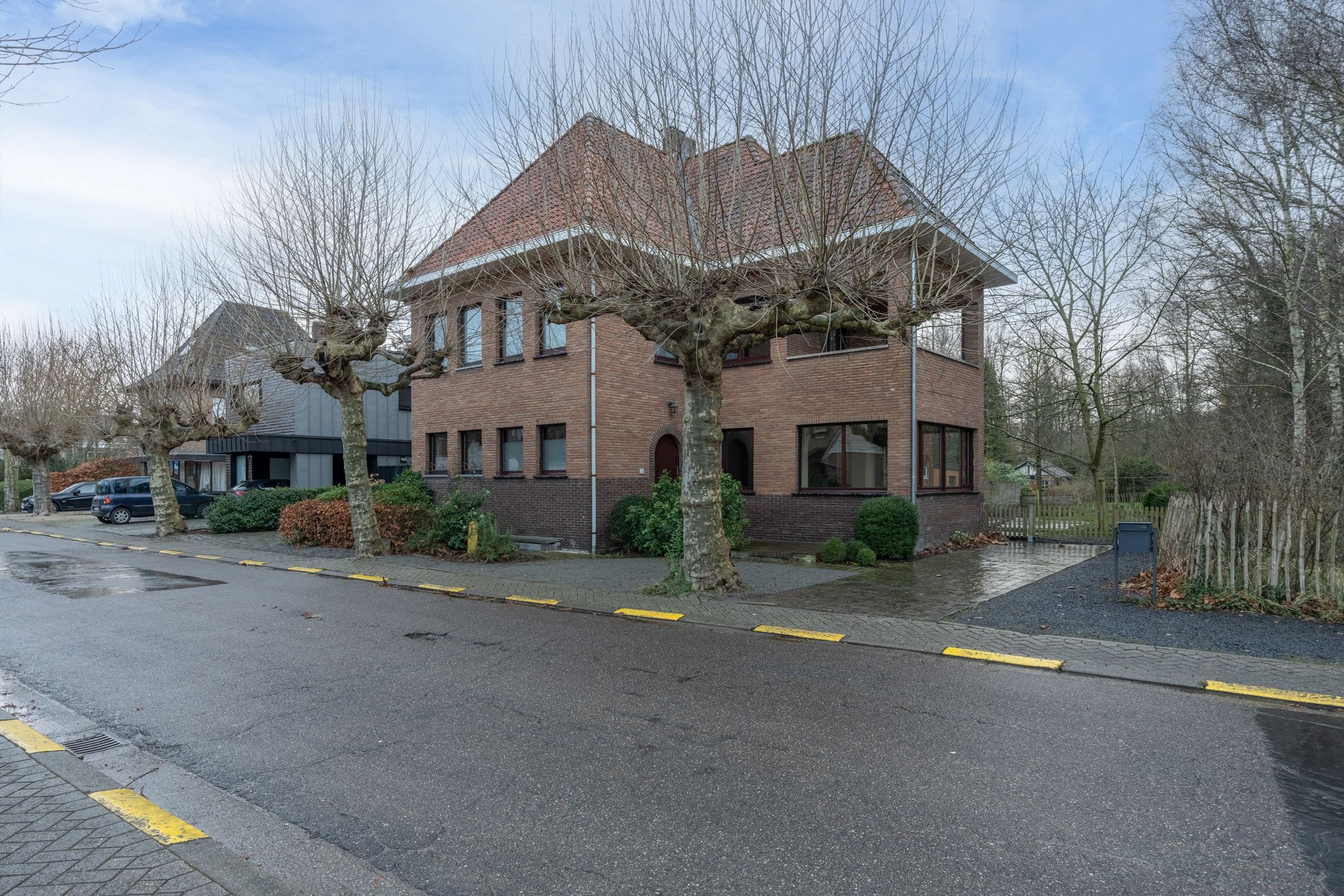 Karaktervolle gezinswoning met 3 slaapkamers te centrum Mol foto 2