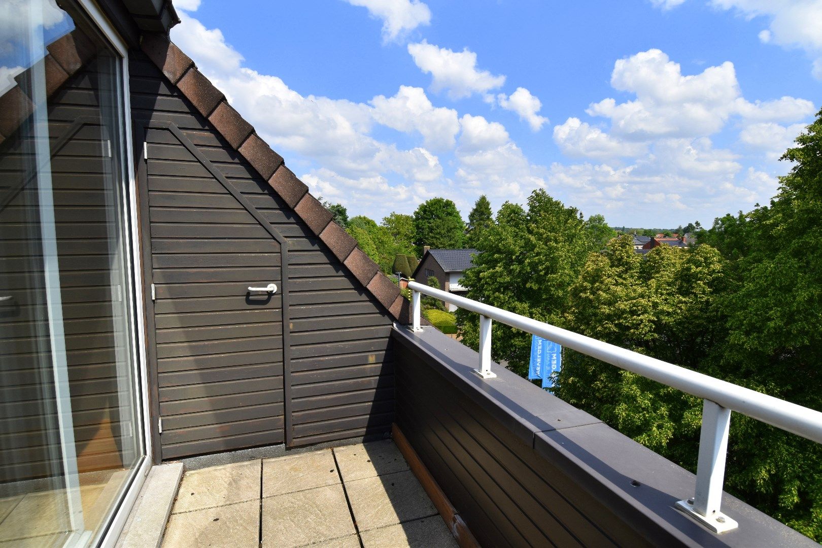 Lichtrijk 2-slaapkamerappartement met kelderberging te koop in het hart van Gullegem foto 12