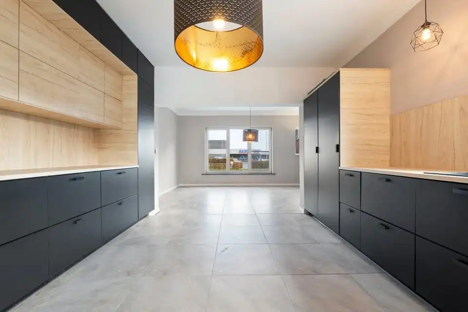 UITZONDERLIJKE OPEN BEBOUWING MET VEEL RUIMTE EN LICHT, OOK GESCHIKT ALS KANGEROEWONING foto {{pictureIndex}}