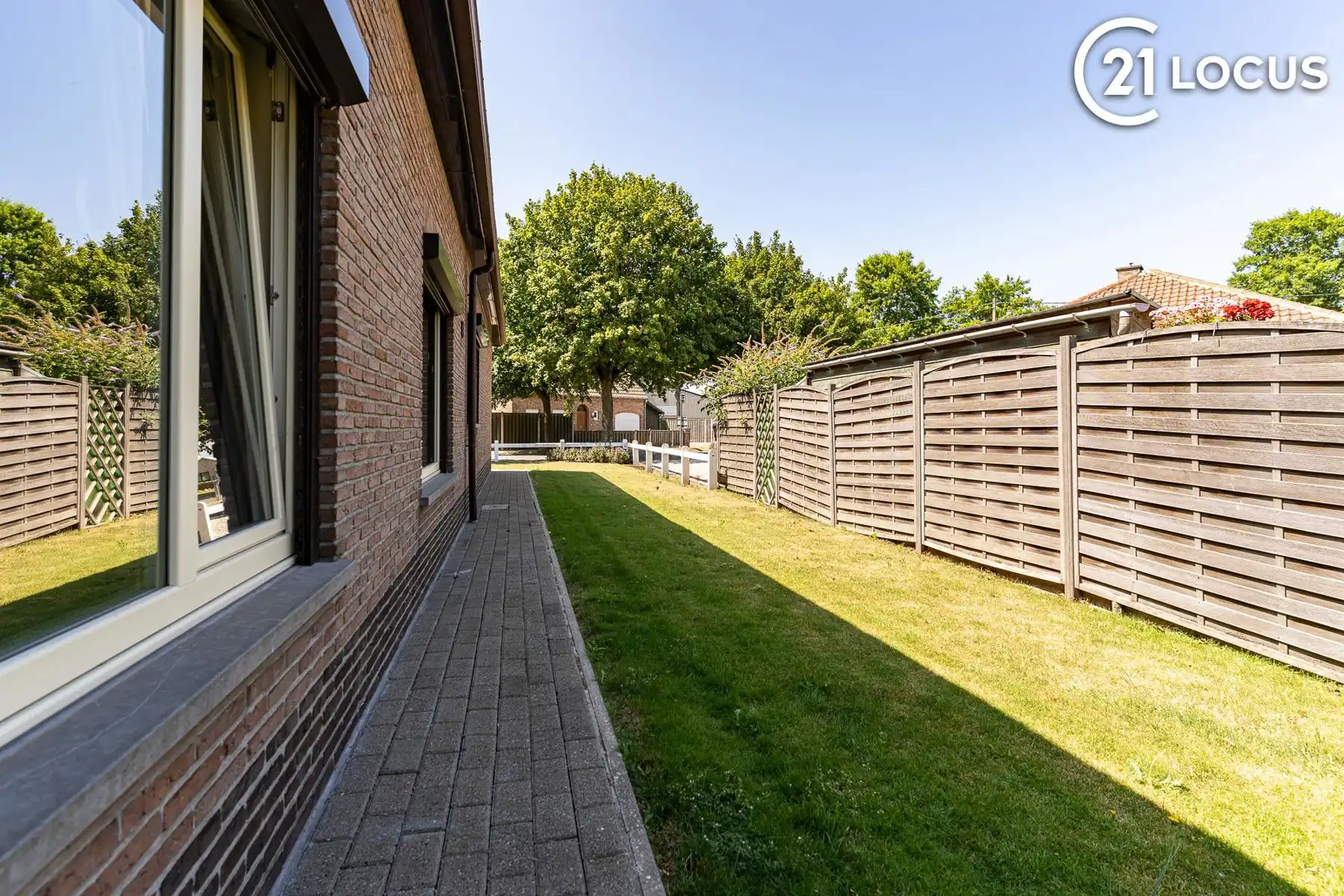 Verrassend ruime bungalow met 133 m² bergzolder foto 2