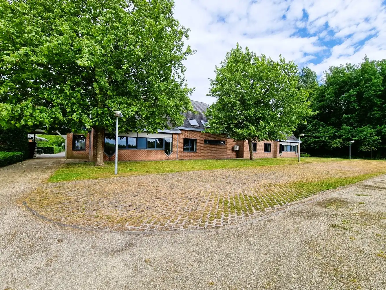 Kantoorgebouw met vergaderzalen en opleidingslokalen, bruto vloeropp 1146m² op een perceel van 44a48ca. foto {{pictureIndex}}