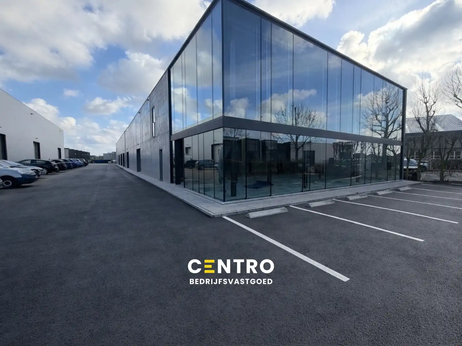 NB KANTOORRUIMTE / TOONZAAL (223m²) met verdieping (148,5m²) en private parkeerplaatsen voor de deur. Op industriezone "Herdersbrug" te 8000 Brugge. foto {{pictureIndex}}