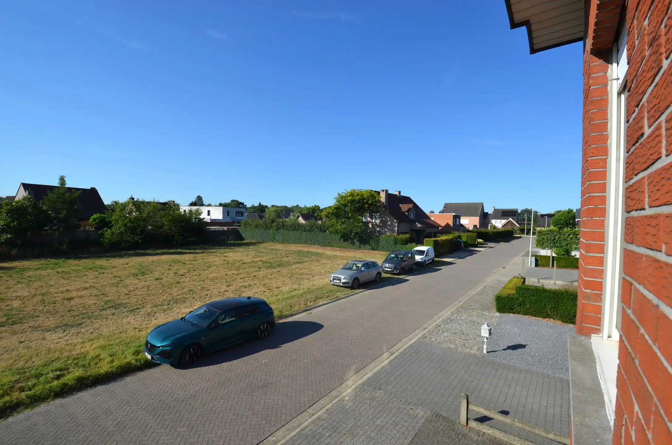 Te renoveren woning met 3 slaapkamers, tuintje en dubbele garage foto 3