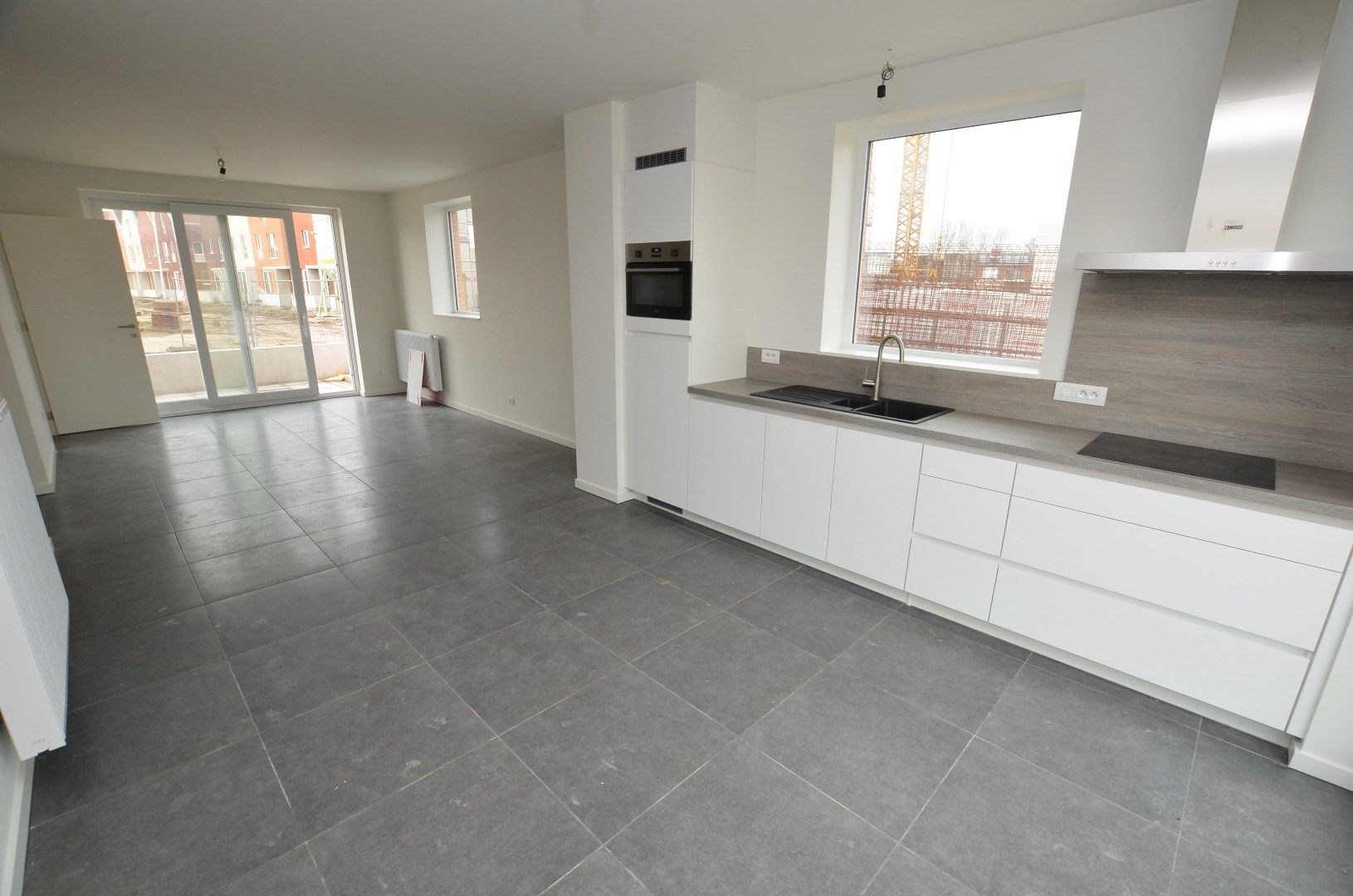 Woning met 2 auto-staanplaatsen foto 2