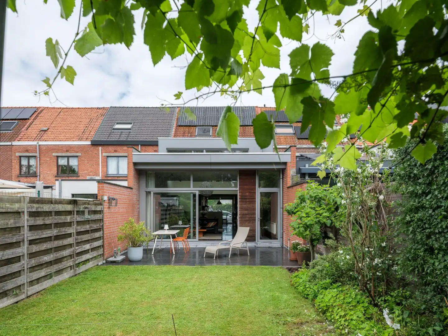 Instapklare woning met overvloedig licht en prachtige tuin foto {{pictureIndex}}