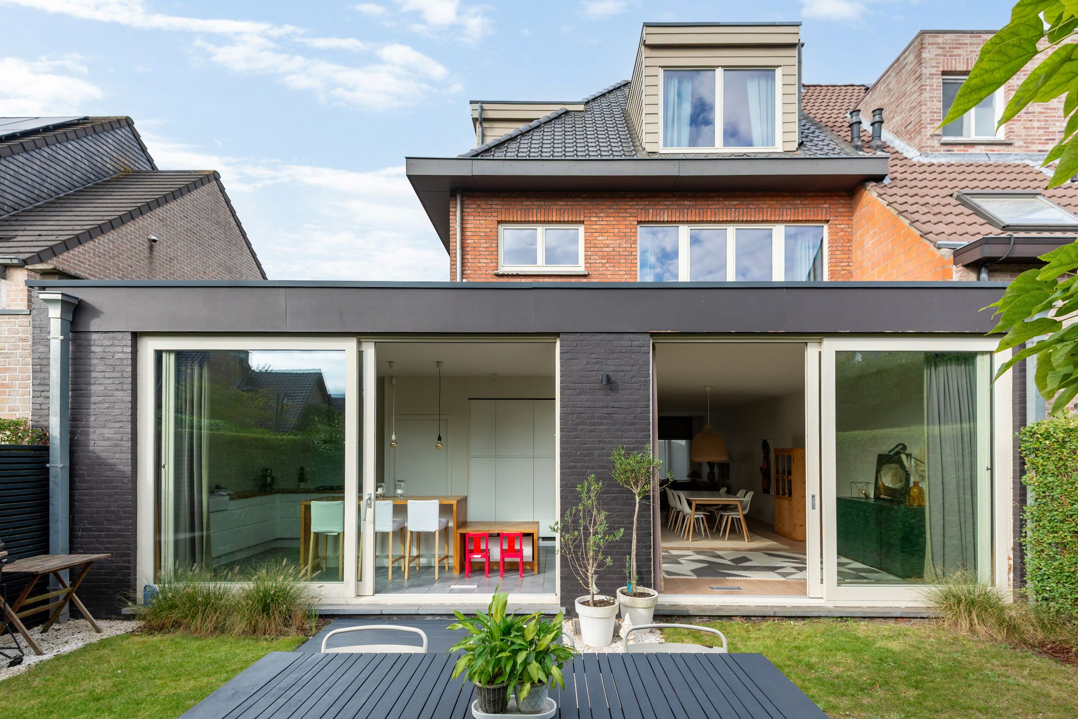 Mooie en ruime  halfopen woning op toplocatie foto 2