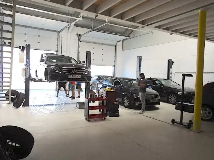 Instapklare KMO-unit (190m²) met tussenverdieping (60m²) en 2 voorbehouden parkeerplaatsen te koop in Middelkerke foto 7