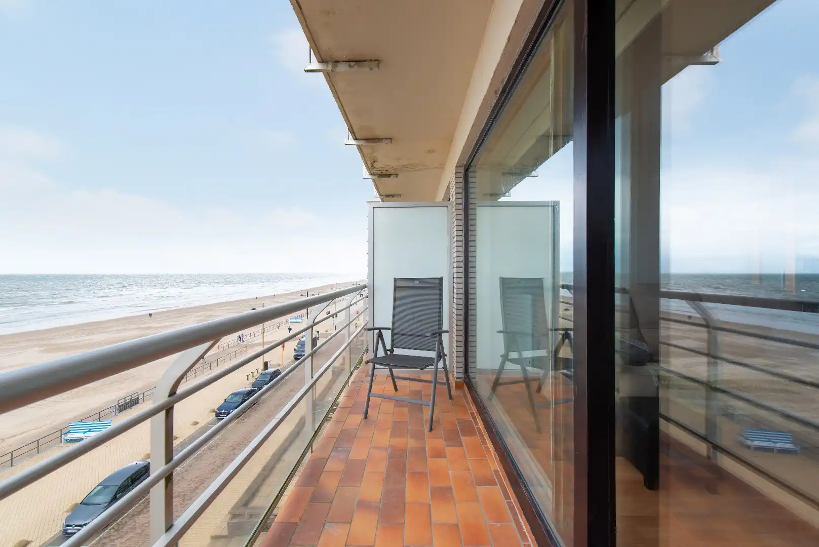 Ruime studio op de Zeedijk van Middelkerke op de vierde verdieping met aparte slaaphoek foto 13