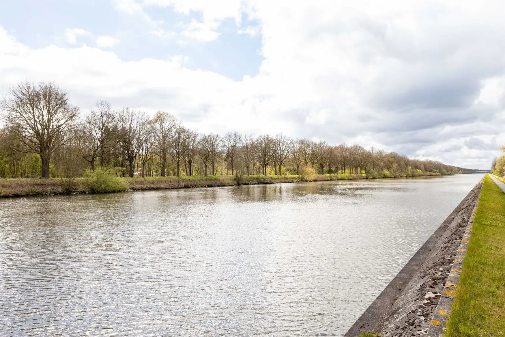 Halfopen woning met zicht op Schipdonkkanaal en velden foto 3