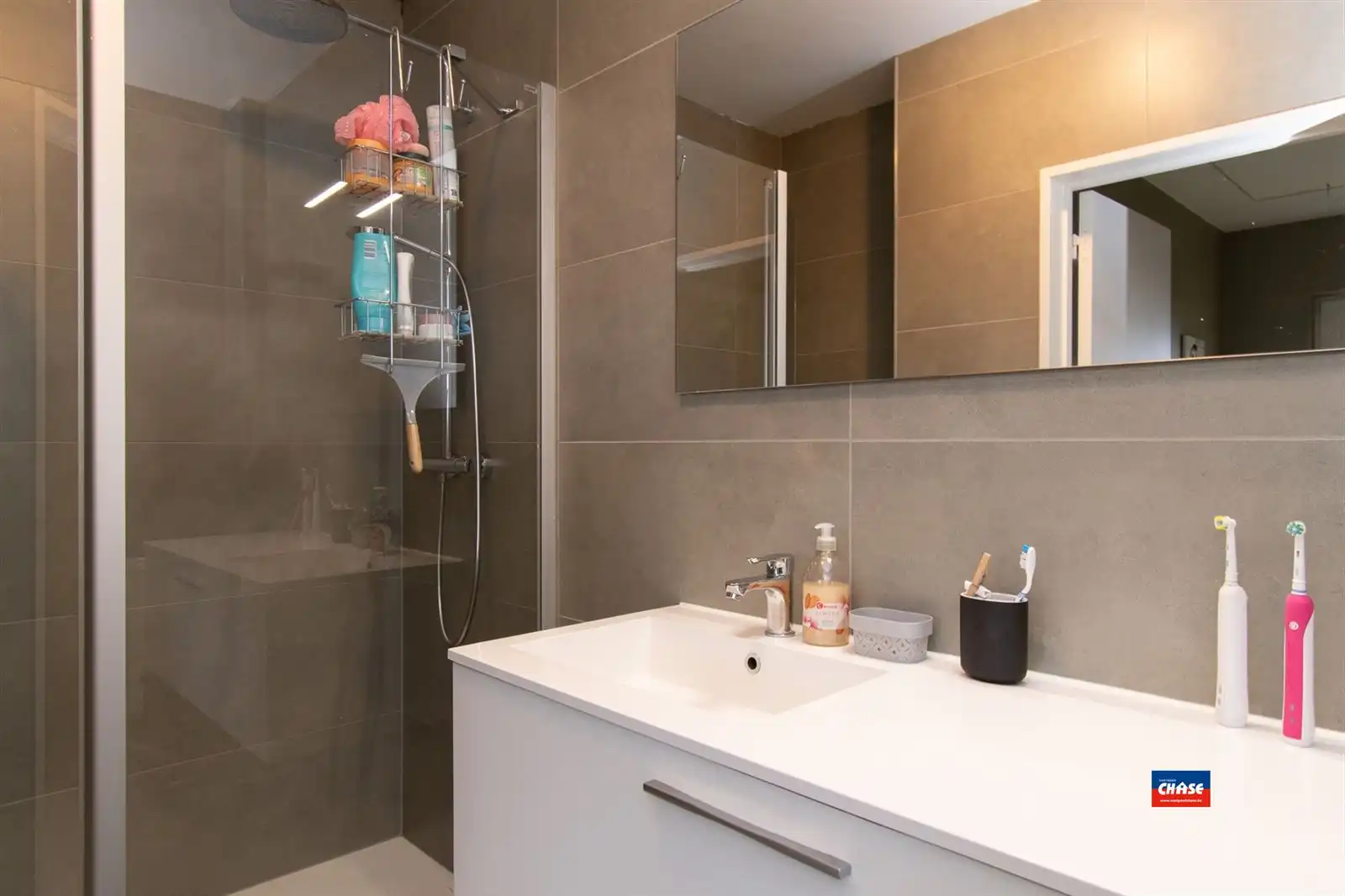 Halfopen gezinswoning met 3 slaapkamers, grote tuin én garage foto 15