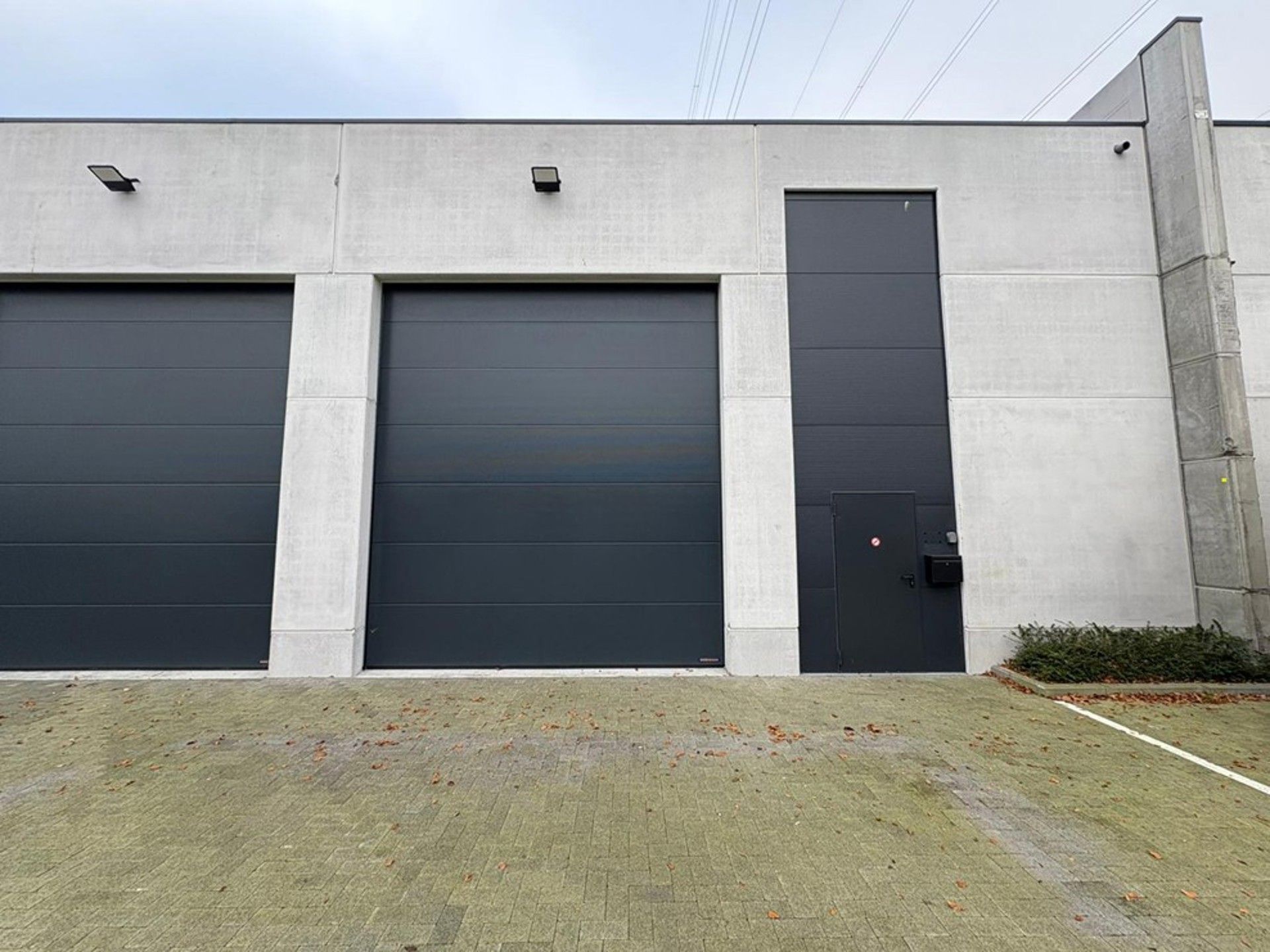 Moderne KMO unit (215m²) te huur. foto {{pictureIndex}}