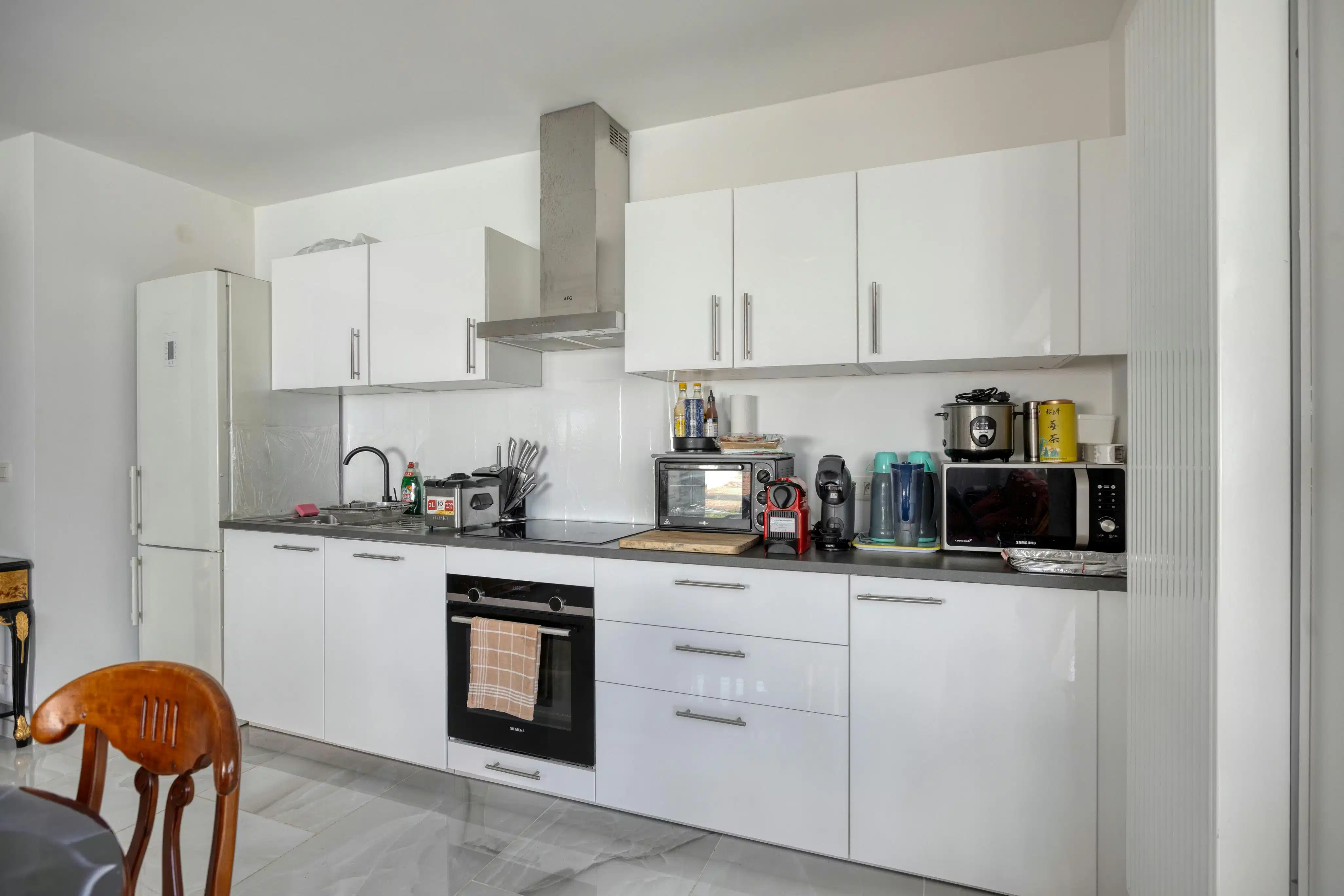 Gerenoveerd hoekappartement met 3 slaapkamers en garage foto 5