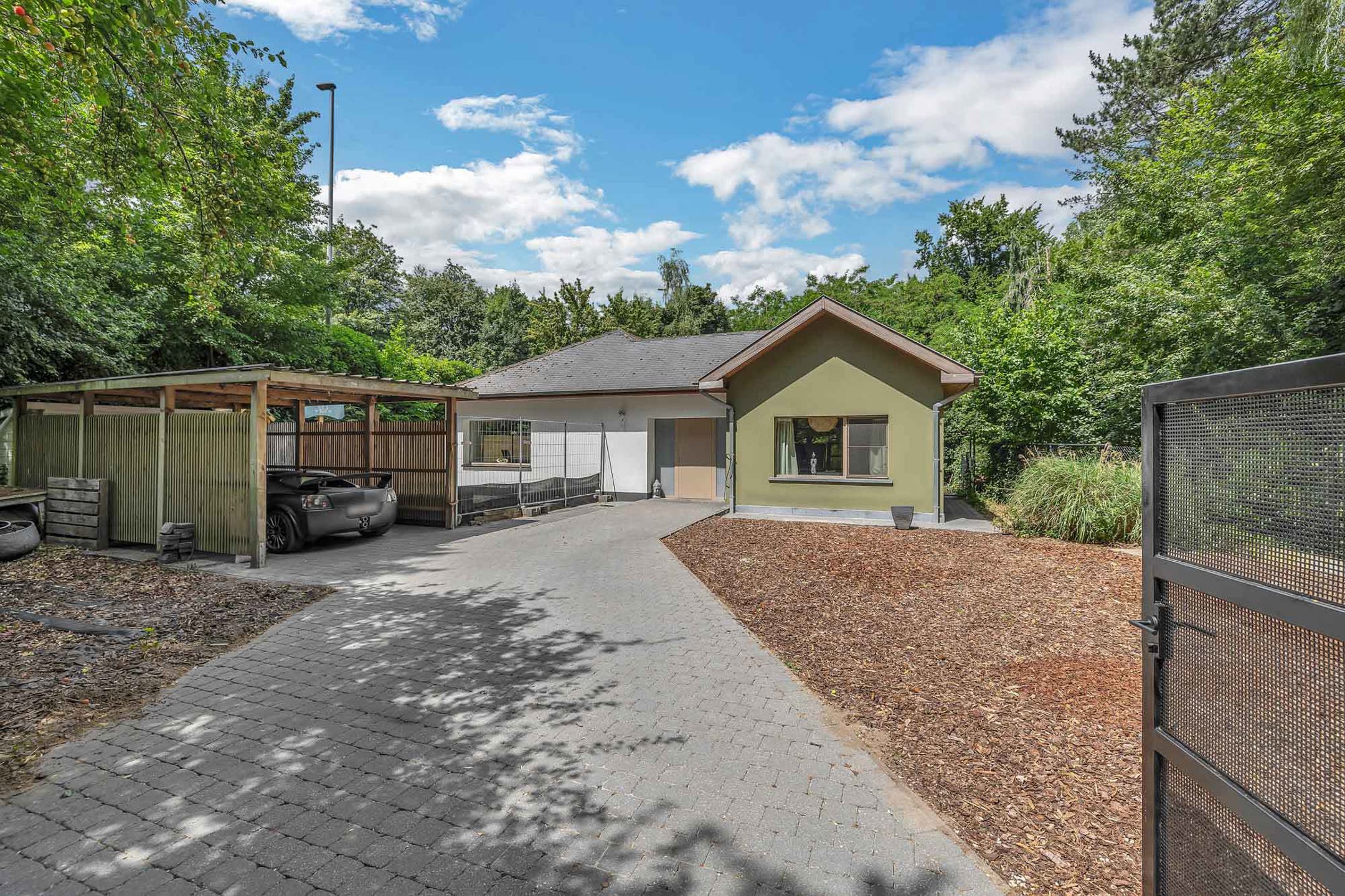 Bungalow te koop in Nieuwerkerken met 3 slaapkamers foto {{pictureIndex}}