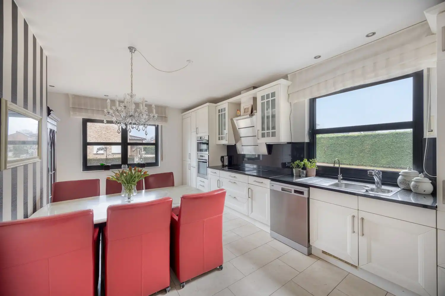 Ruime, vrijstaande woning te koop nabij het centrum van Lanaken. foto 10