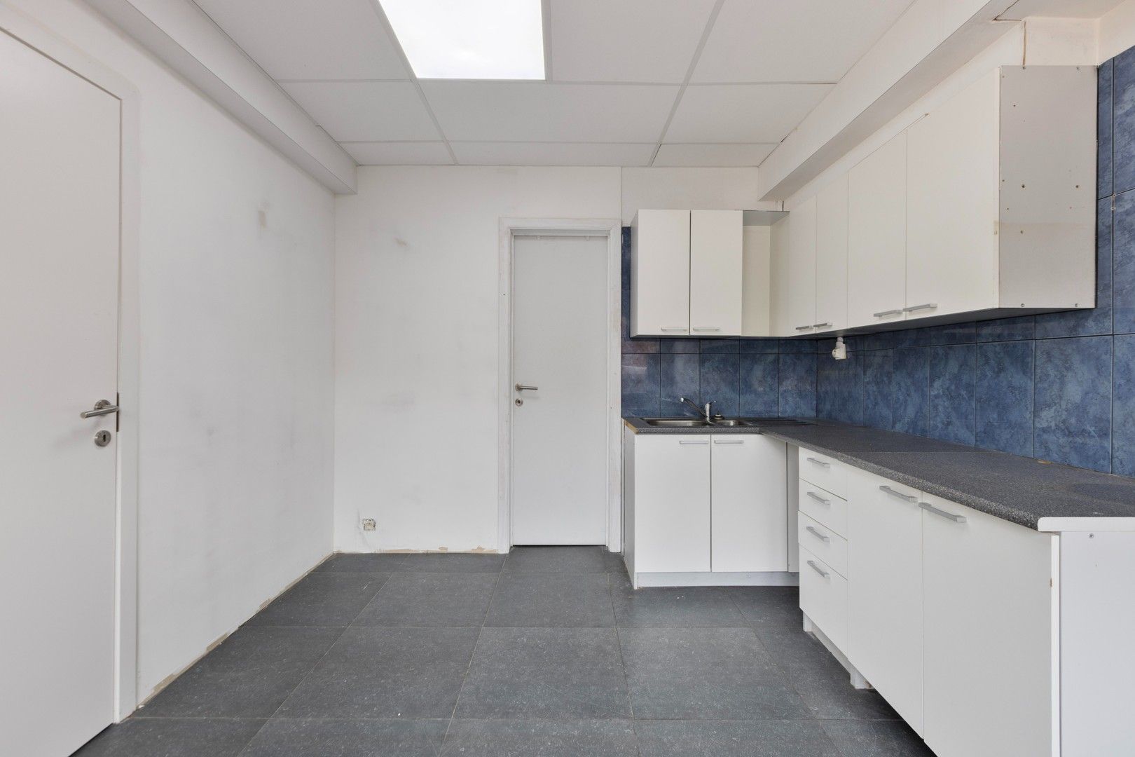 Kantoor- of handelsruimte in hartje Zutendaal foto 9