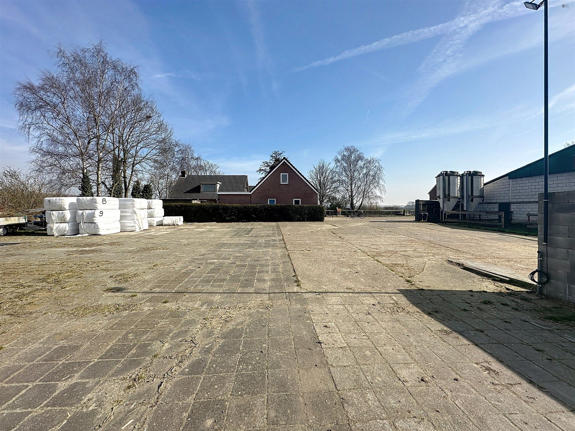 PRACHTIG GELEGEN HOEVE met bijgebouw, paardenstallen, binnenpiste en weiden op 18.385m² foto 13