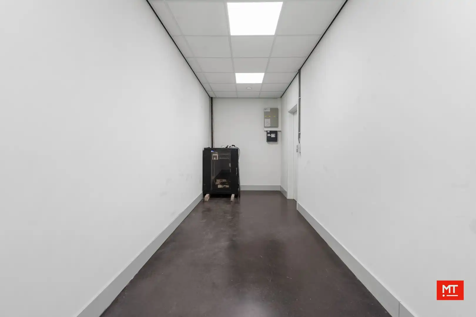 Baanwinkel te huur in het Mammoet Center te Roeselare foto 15