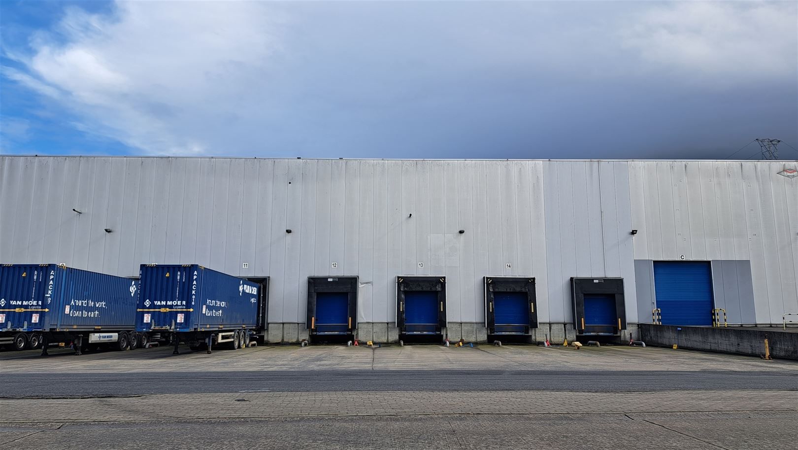 Logistieke unit + kantoren te Zele foto {{pictureIndex}}