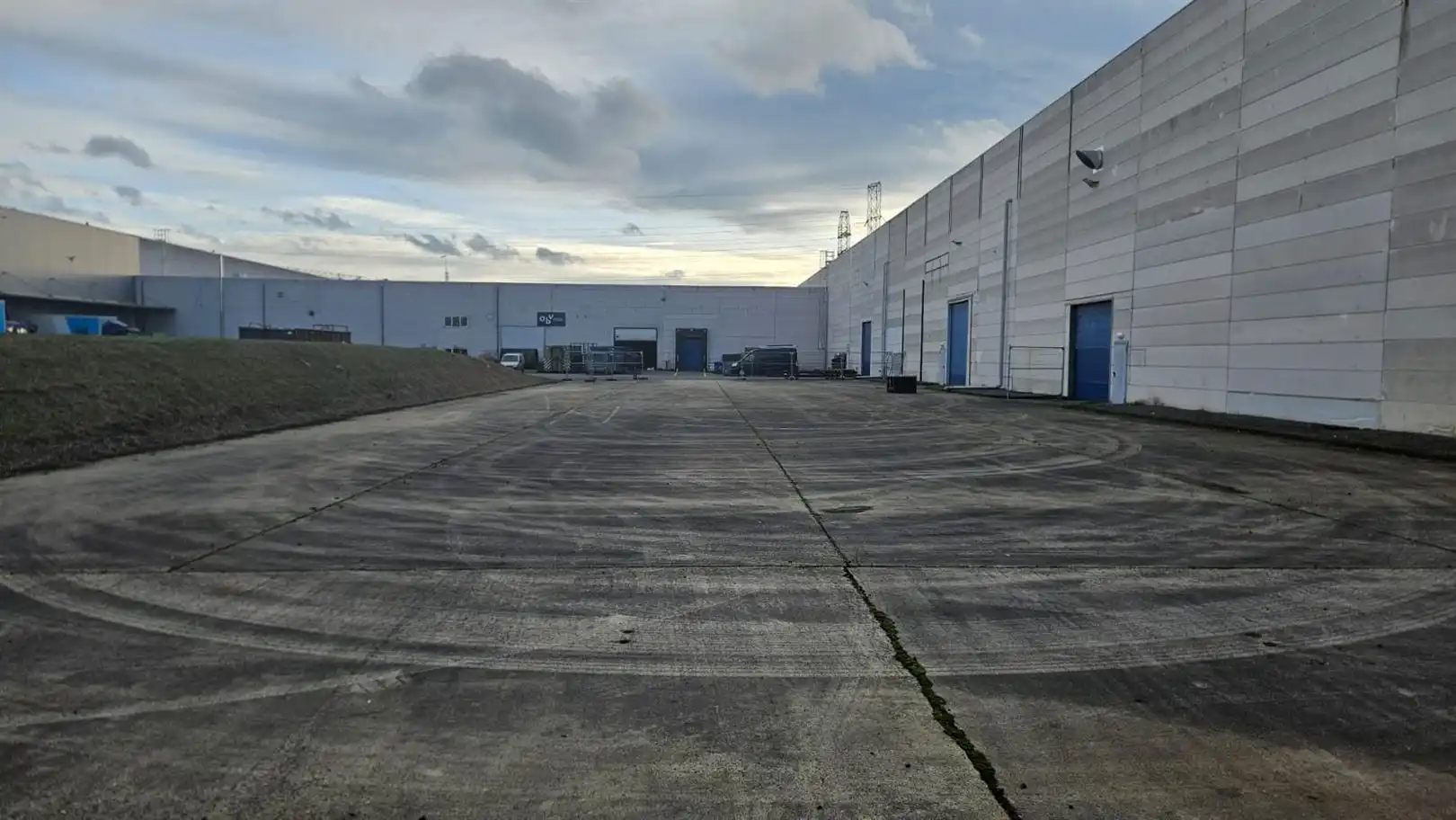 Logistieke unit + kantoren te Zele foto {{pictureIndex}}