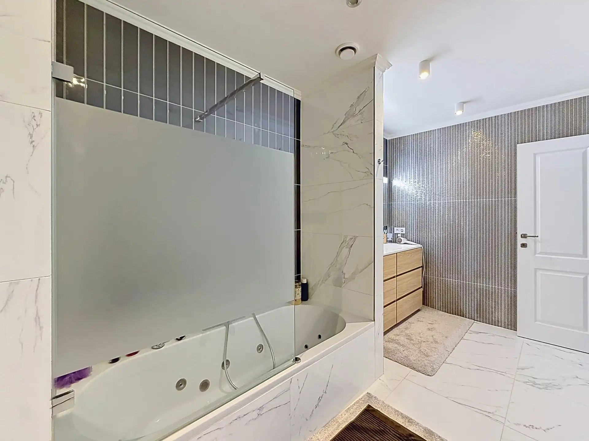 3-gevels huis met 3 slaapkamers en een tuin foto 15