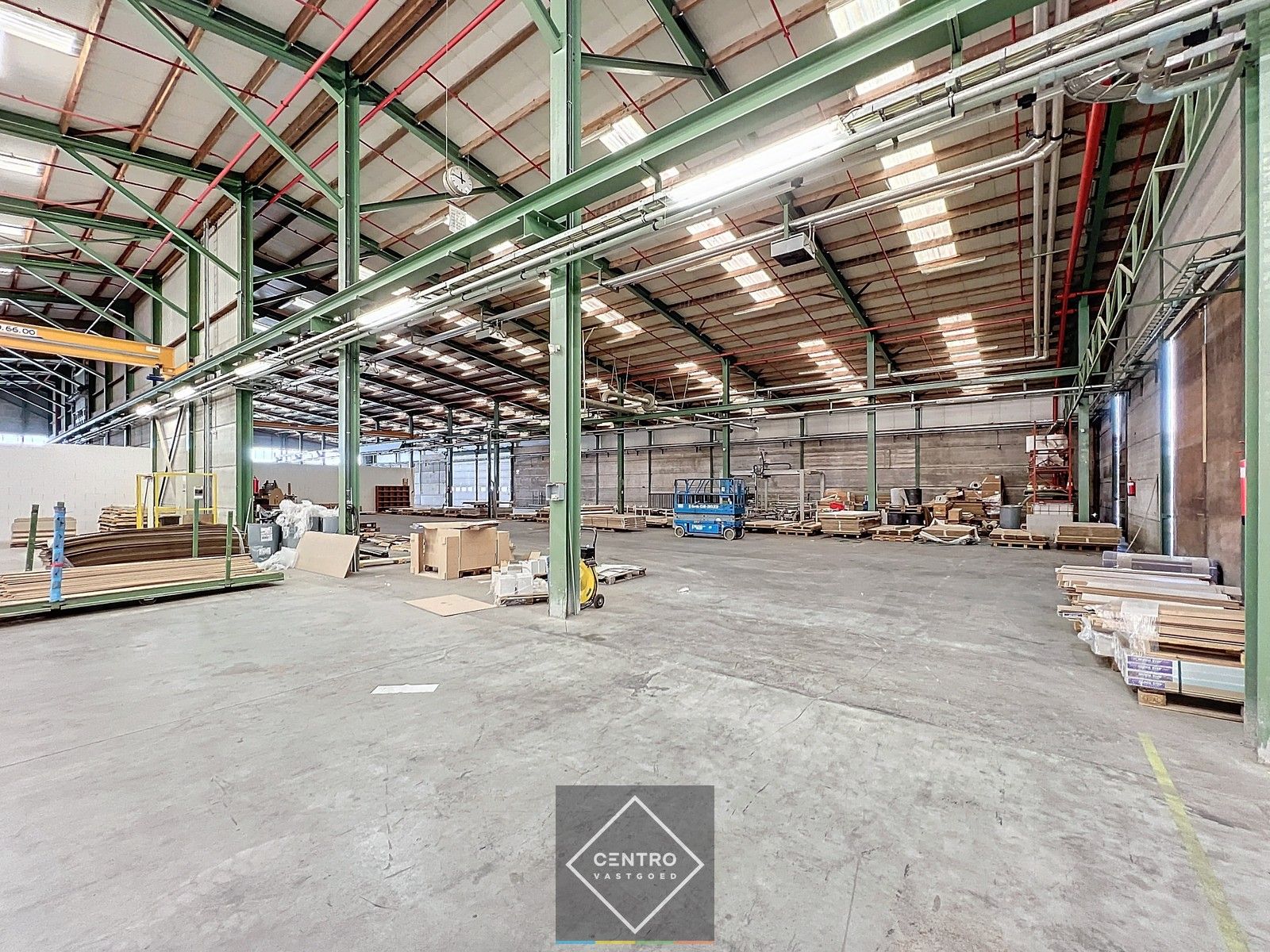 Instapklaar BEDRIJFSGEBOUW bestaande uit een geïsoleerd MAGAZIJN (± 2.935m²) met KANTOORGEBOUW (± 305m²). Ruim verhard buitenterrein én 2 rolbruggen. Op industriezone te Houthulst. foto 14
