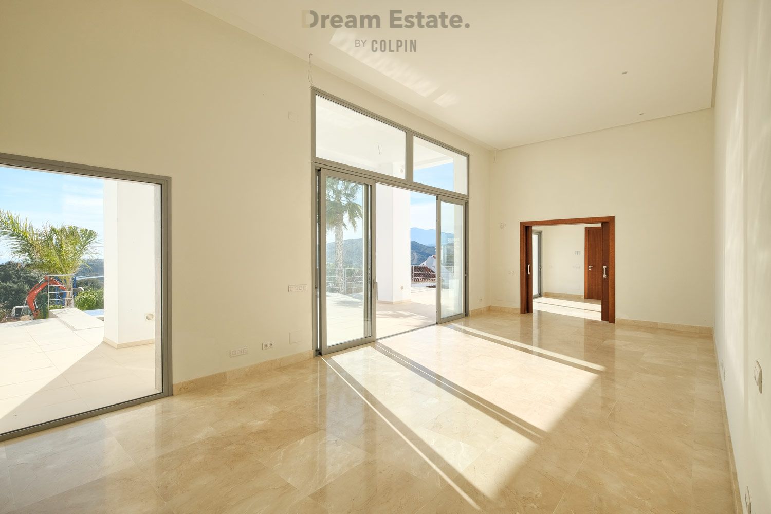 Nieuwe moderne villa met uitzicht op zee en bergen. foto 17