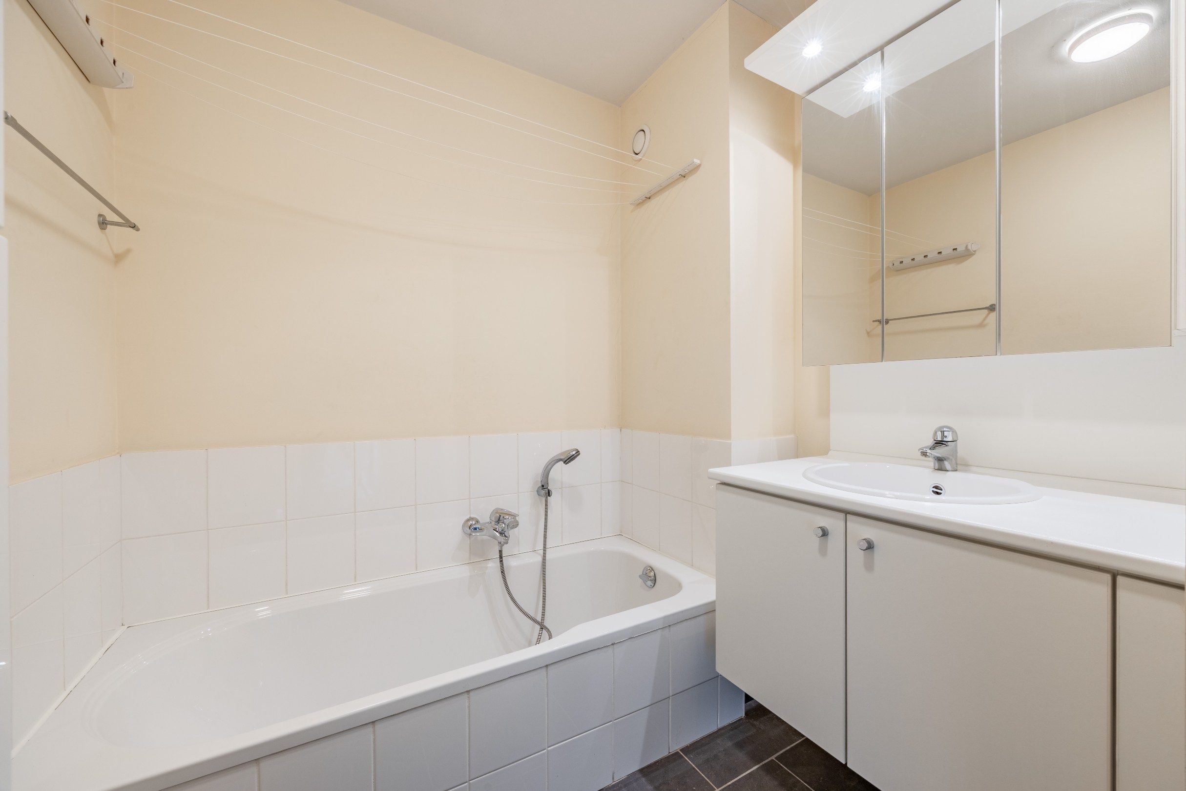 INSTAPKLAAR APPARTEMENT MET ZONNIG TERRAS foto 16